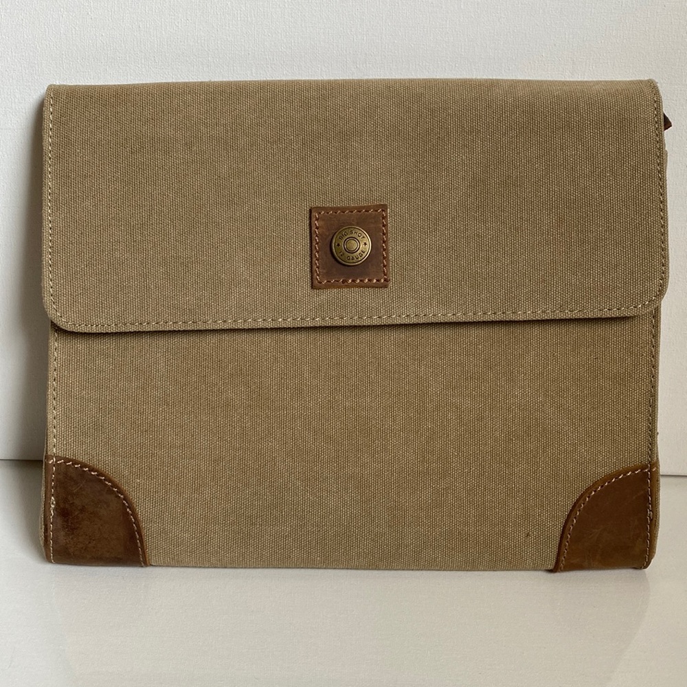 Big Shot Folio iPad carry case by Big Sky Carvers
